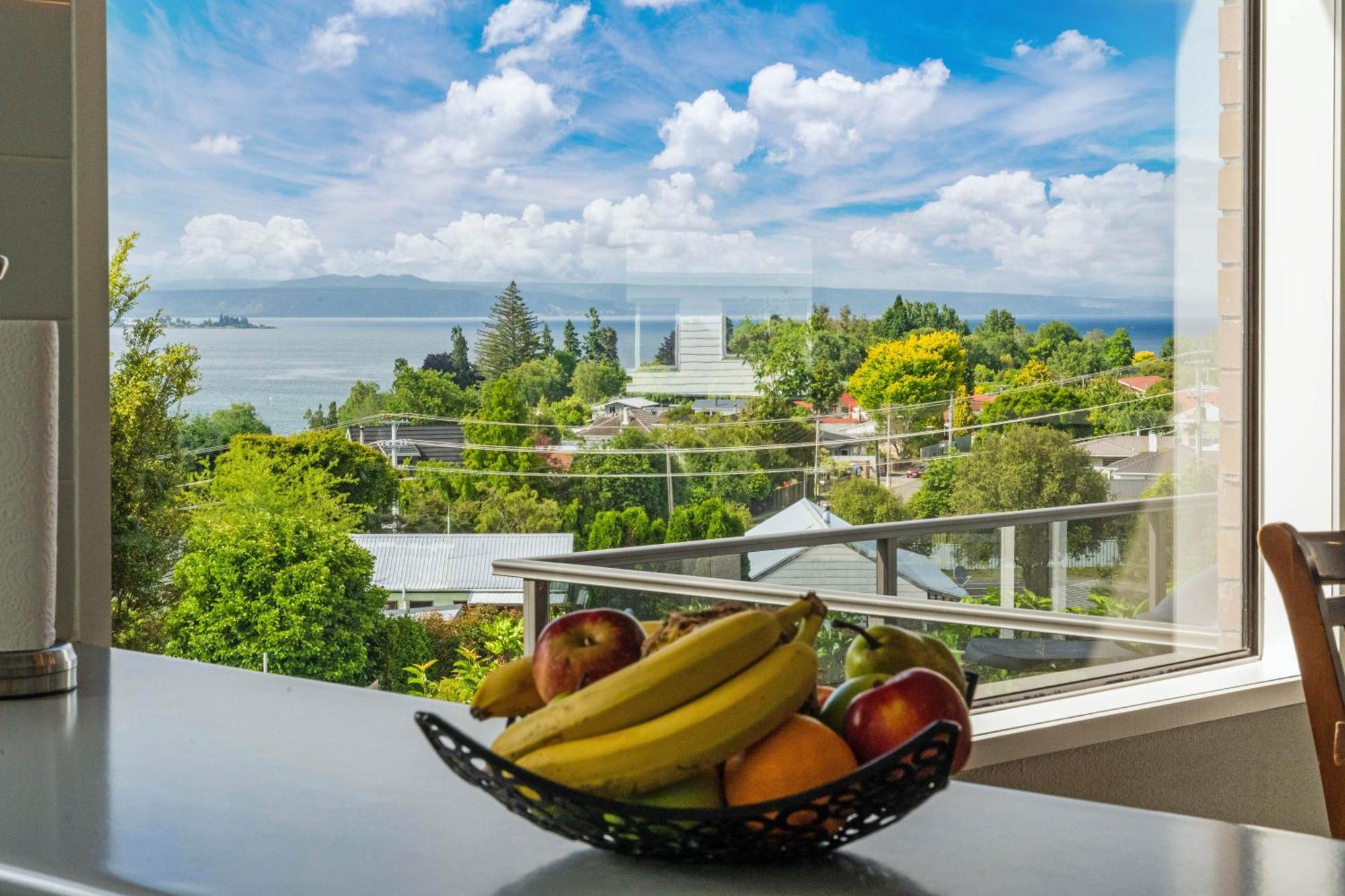 Ngaio Views - Lake Taupo Holiday Home Extérieur photo