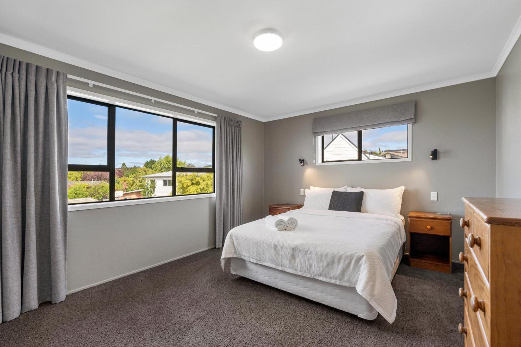 Ngaio Views - Lake Taupo Holiday Home Extérieur photo
