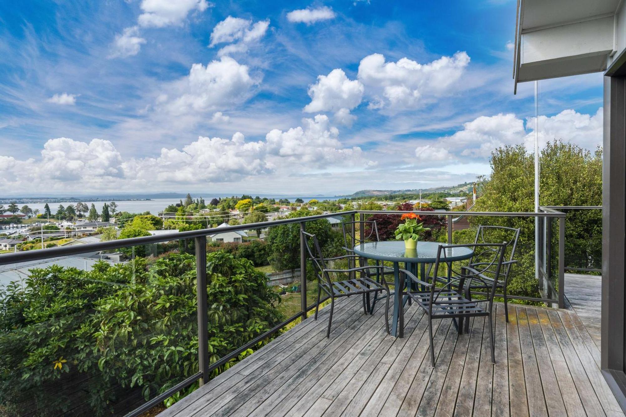 Ngaio Views - Lake Taupo Holiday Home Extérieur photo